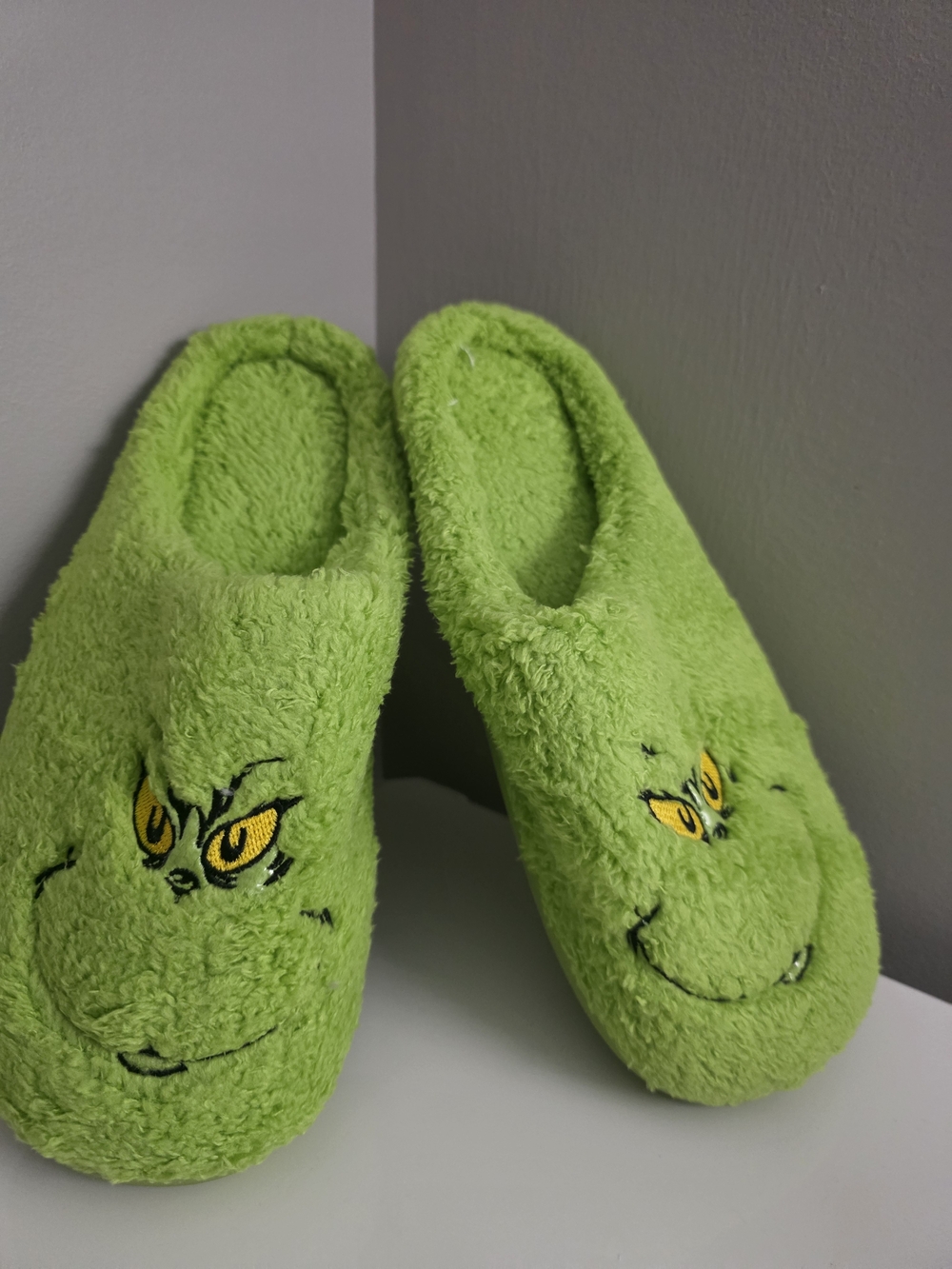 Grinch Slippers Size 8 Womens
